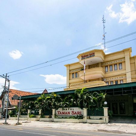 Reddoorz Plus Near Alun Alun Karanganyar Solo Extérieur photo
