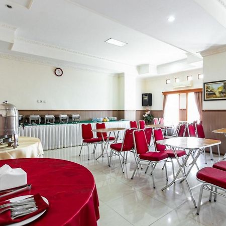 Reddoorz Plus Near Alun Alun Karanganyar Solo Extérieur photo