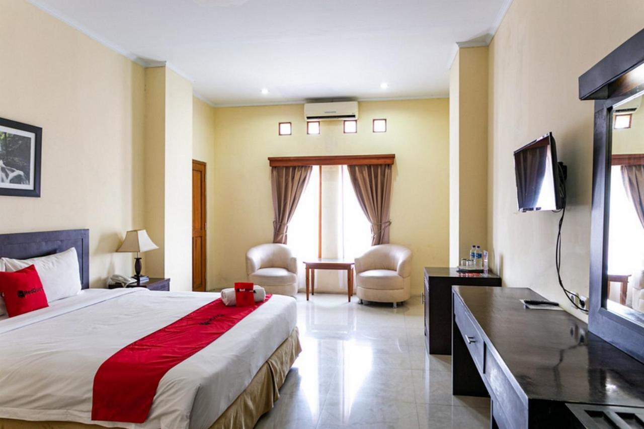 Reddoorz Plus Near Alun Alun Karanganyar Solo Extérieur photo