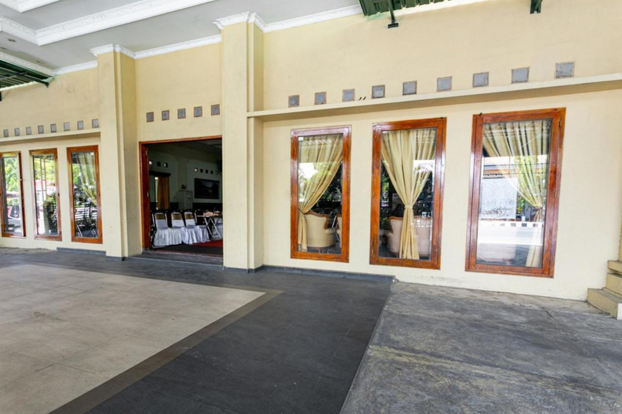 Reddoorz Plus Near Alun Alun Karanganyar Solo Extérieur photo